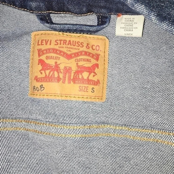 Levi's Women's Jean Jacket Dark Wash Denim Button Up Small - Picture 3 of 5